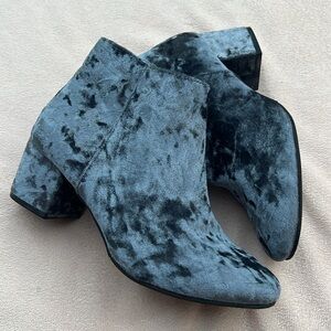 Qupid Ocean blue crushed velvet booties women’s size 6, 2 inch heel